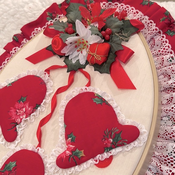 🎄Handmade vintage Christmas wall hanging in an embroidery hoop🎄 - Picture 2 of 5